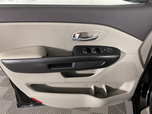 Used 2018 Kia Sedona L FWD image 11