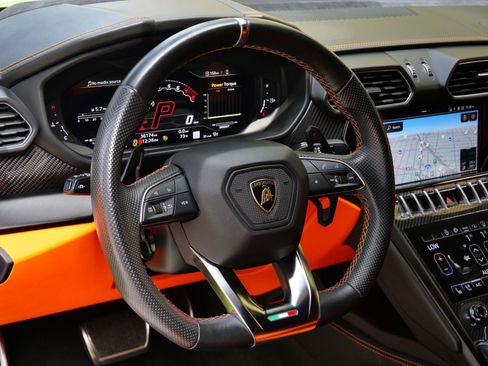 Used 2022 Lamborghini Urus image 11