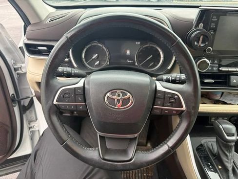 Used 2022 Toyota Highlander XLE AWD/4WD image 20