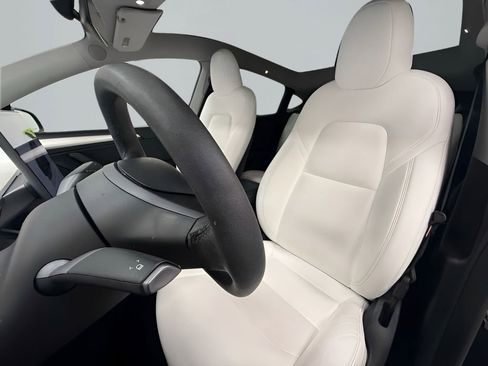 Used 2024 Tesla Model Y Long Range AWD/4WD image 23