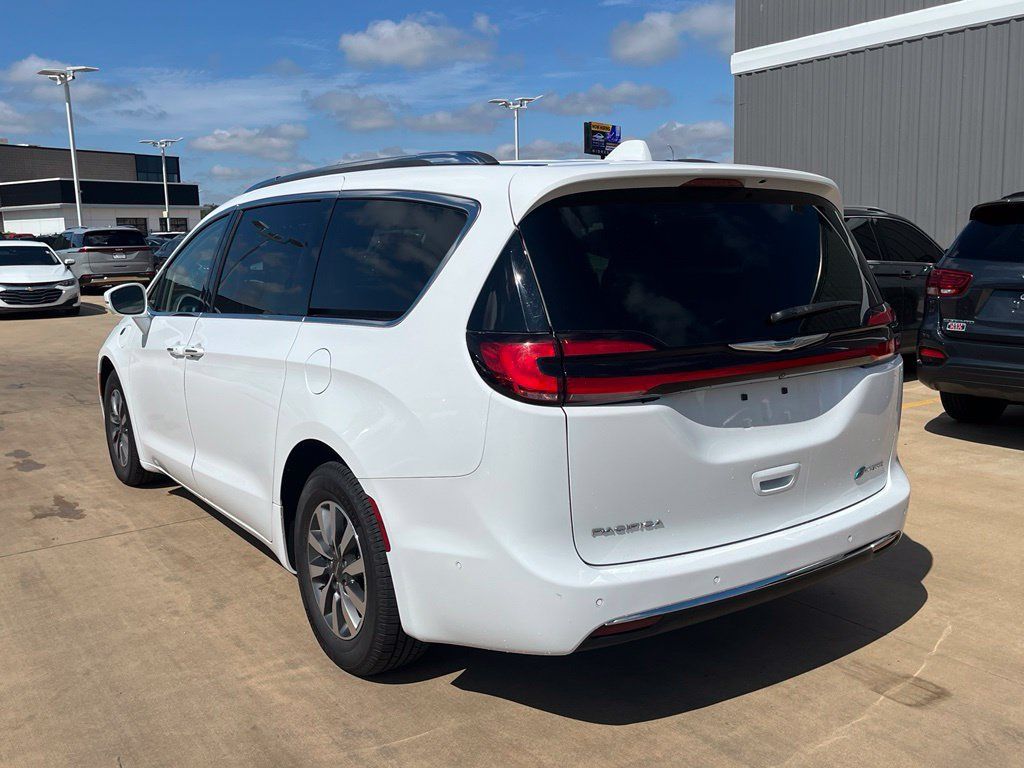 Used 2021 Chrysler Pacifica Touring-L FWD image 2