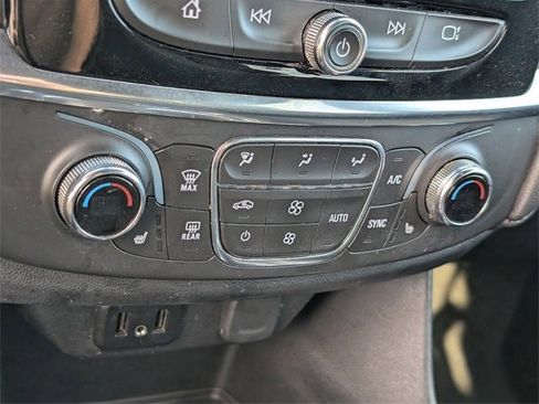 Used 2023 Chevrolet Traverse LT image 16