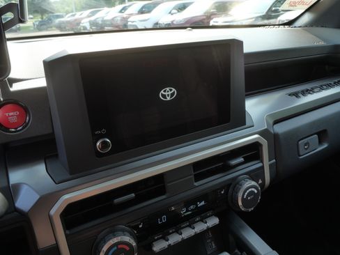 Certified 2025 Toyota Tacoma TRD Off-Road AWD/4WD image 23