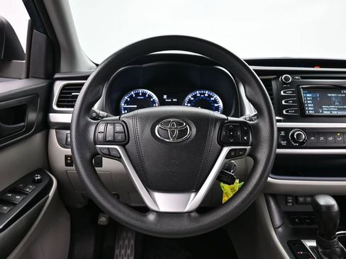 Used 2018 Toyota Highlander LE AWD/4WD image 45