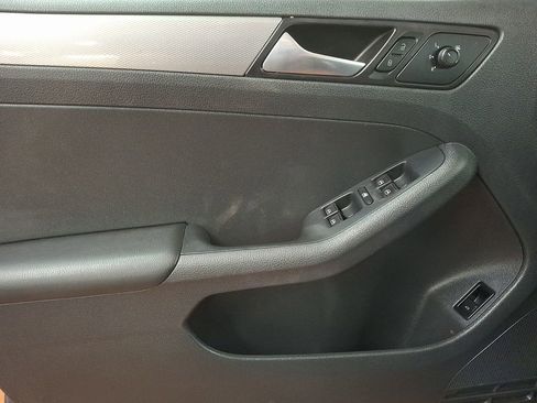 Used 2017 Volkswagen Jetta SE image 10