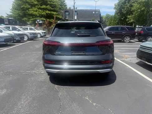 Used 2019 Audi e-tron Prestige w/ Prestige Package AWD/4WD image 3