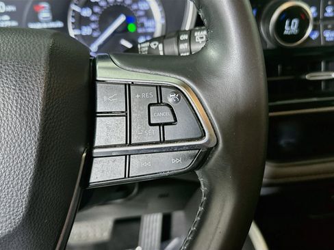 Used 2020 Toyota Highlander XLE FWD image 17