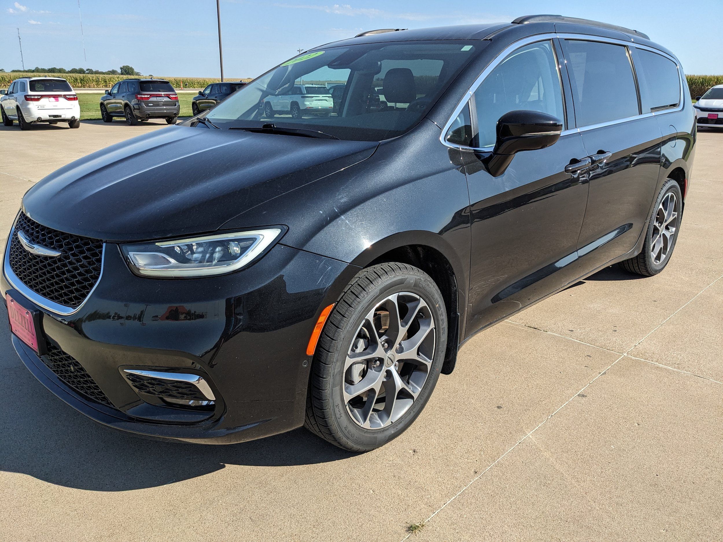 Used 2022 Chrysler Pacifica Touring-L w/ Uconnect Theater Family Group AWD/4WD image 4