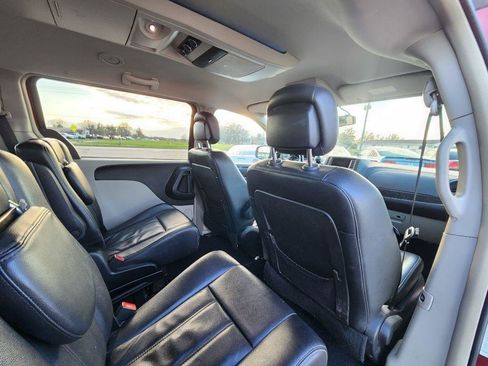 Used 2013 Chrysler Town & Country Touring image 19