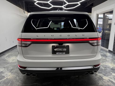 Used 2025 Lincoln Aviator AWD image 4