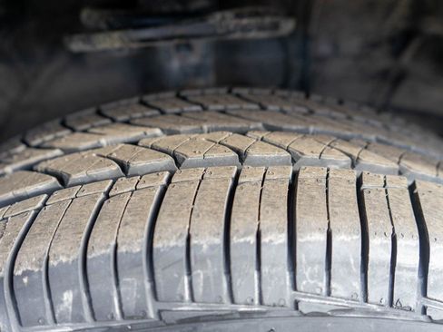 Used 2019 Toyota Highlander LE w/ Carpet Mat Package (TMS) image 36