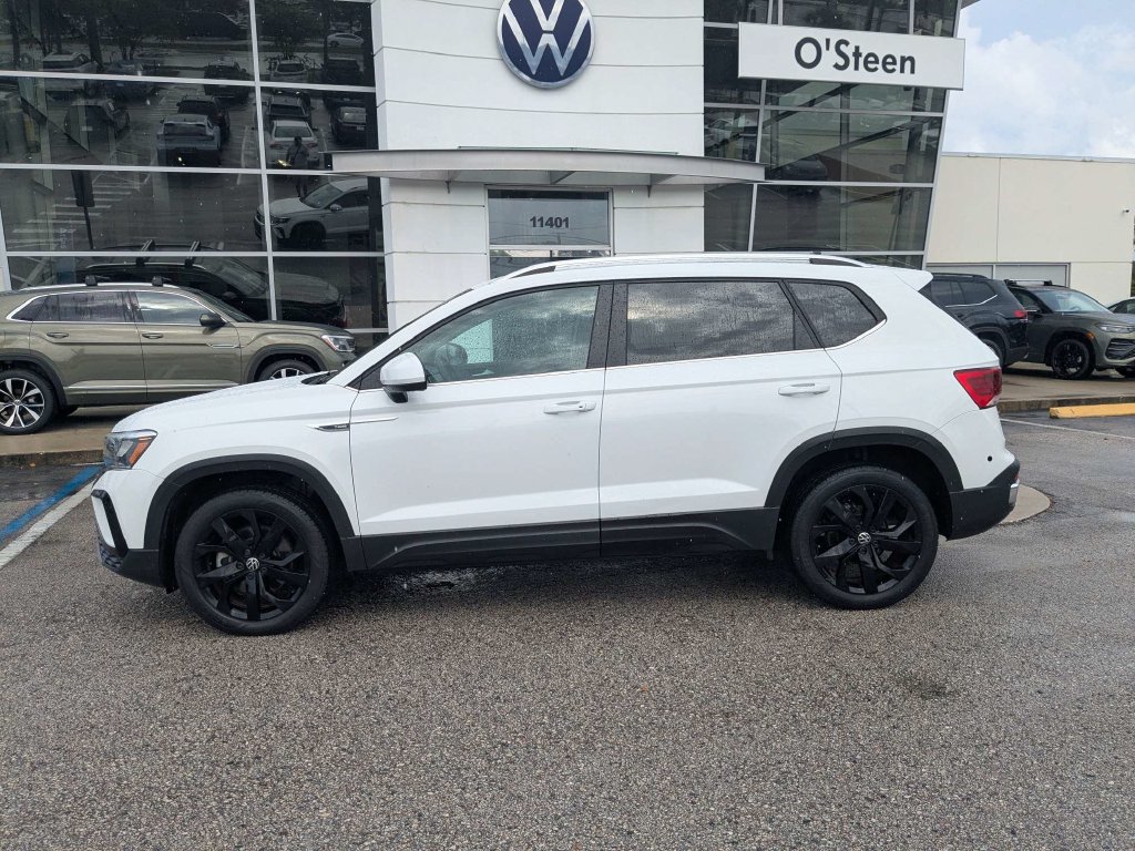 Used 2023 Volkswagen Taos SE w/ Black Wheel Package FWD image 3