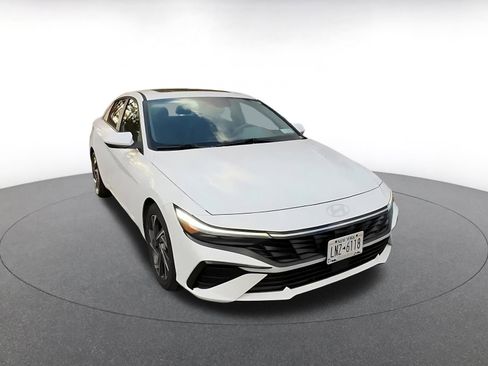 Used 2025 Hyundai Elantra SEL image 3