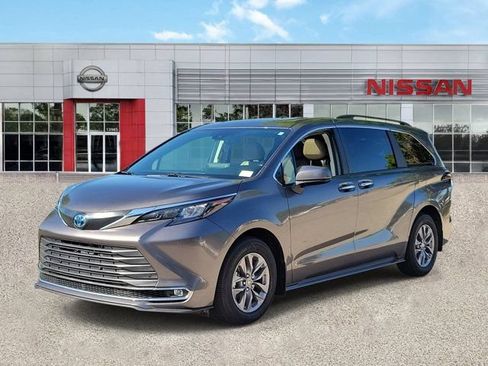 Used 2024 Toyota Sienna XLE FWD image 6