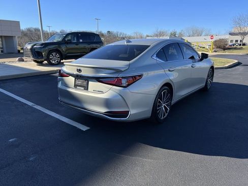 Used 2024 Lexus ES 300h w/ Premium Package image 3