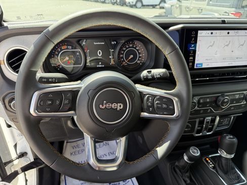 Used 2025 Jeep Wrangler Unlimited Sahara AWD/4WD image 19