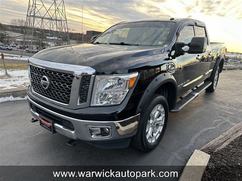 Used 2017 Nissan Titan SV image 3