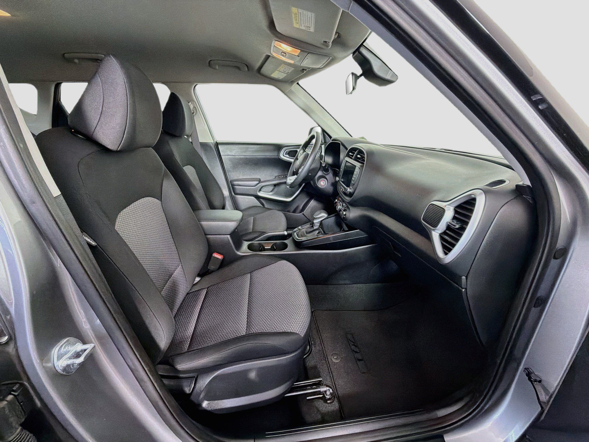 Used 2025 Kia Soul LX w/ LX Technology Package FWD image 29