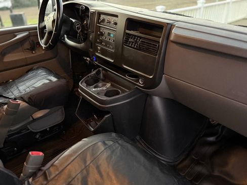 Used 2005 Chevrolet Express 3500 w/ Express Access Plus Package image 12