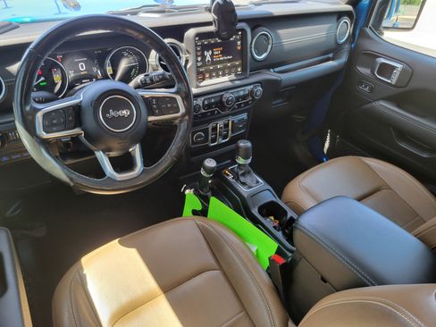 Used 2022 Jeep Wrangler Unlimited Sahara w/ Cold Weather Group AWD/4WD image 18