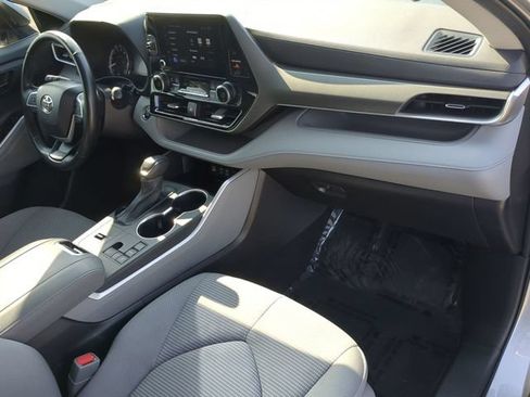 Used 2023 Toyota Highlander LE FWD image 28
