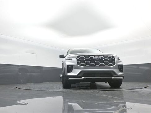 Certified 2025 Ford Explorer Platinum w/ Ultimate Package image 28