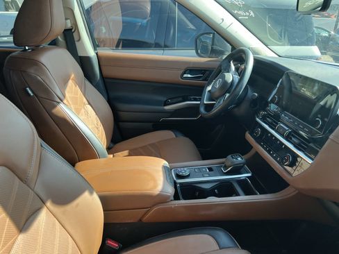 Used 2024 Nissan Pathfinder Platinum w/ Lighting Package (N93) AWD/4WD image 7