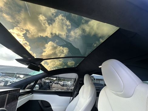 Used 2022 Tesla Model X Plaid image 16