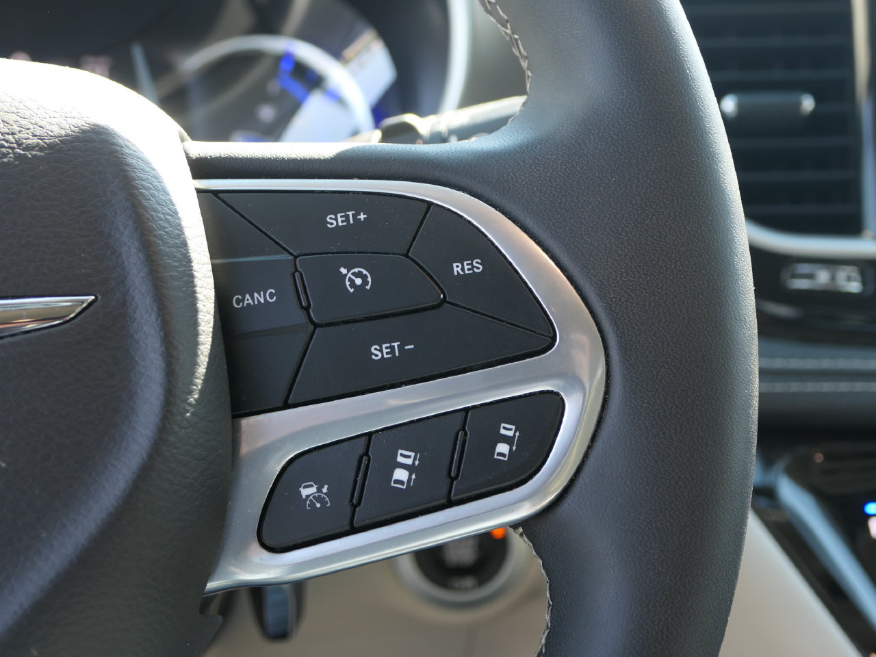 Used 2024 Chrysler Pacifica Limited FWD image 17