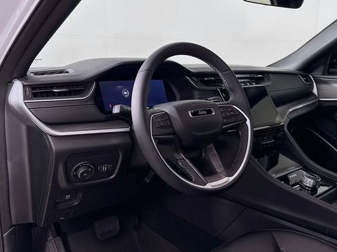 Used 2025 Jeep Grand Cherokee L Limited w/ Black Appearance Package AWD/4WD image 9