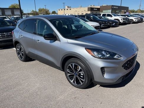 Used 2022 Ford Escape SE w/ SE Sport Appearance Package image 3