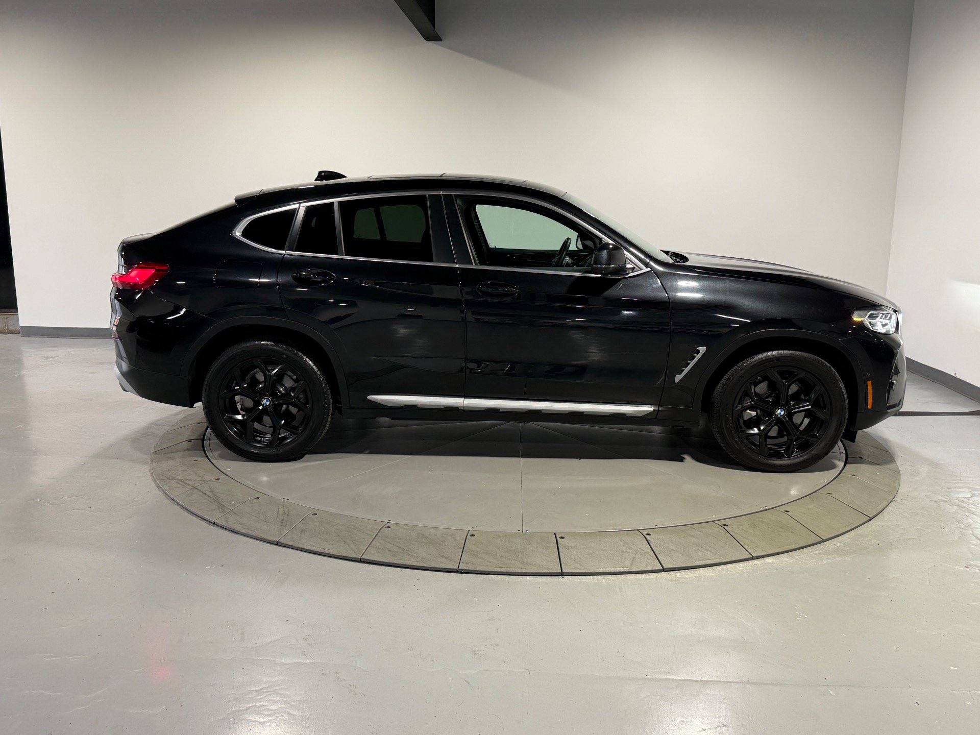 Used 2024 BMW X4 xDrive30i AWD/4WD image 7