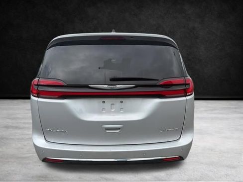 Used 2023 Chrysler Pacifica Limited image 5