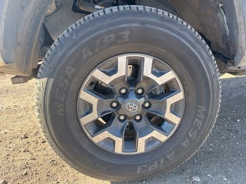 Used 2017 Toyota Tacoma TRD Off-Road image 9