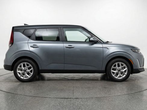 Used 2025 Kia Soul LX w/ LX Technology Package FWD image 11