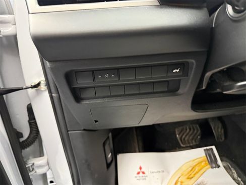 Used 2024 Mitsubishi Outlander SE image 29