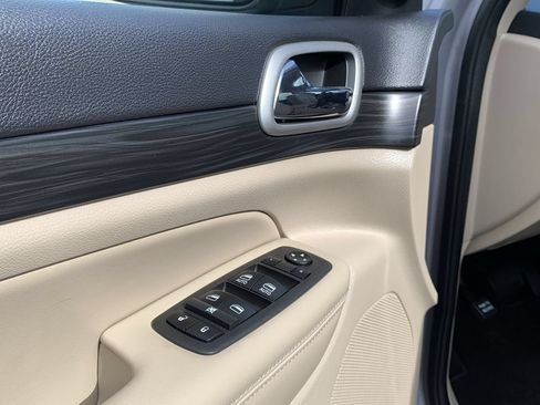 Used 2021 Jeep Grand Cherokee Laredo AWD/4WD image 16