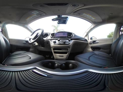 Used 2024 Chrysler Pacifica Touring-L FWD image 45
