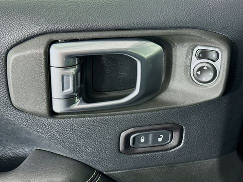 Used 2018 Jeep Wrangler Unlimited Sahara w/ Uconnect 4C Nav & Sound Group image 23