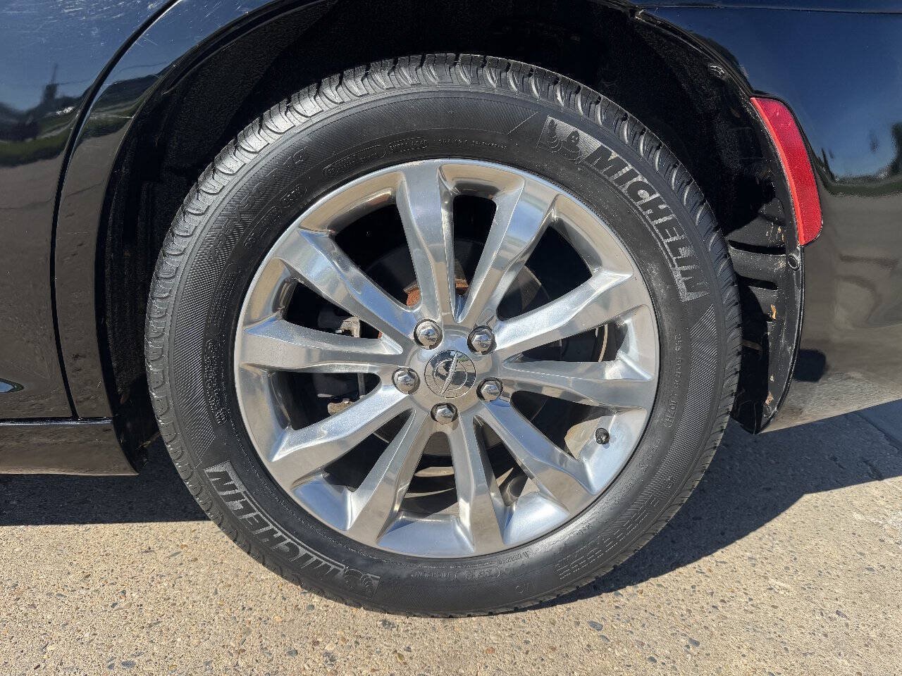 Used 2018 Chrysler 300 Limited AWD/4WD image 9