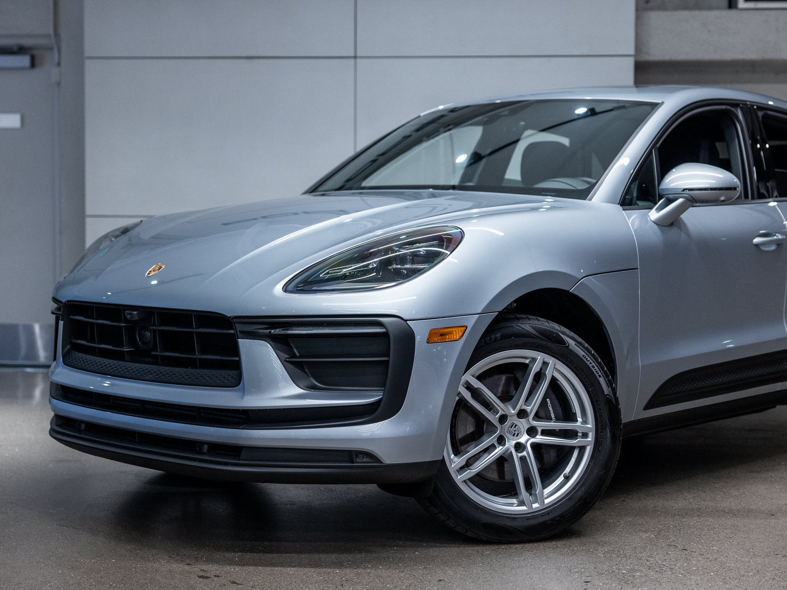 Used 2025 Porsche Macan AWD/4WD image 21