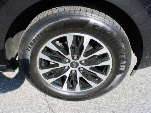 Used 2025 Ford Expedition Platinum image 11