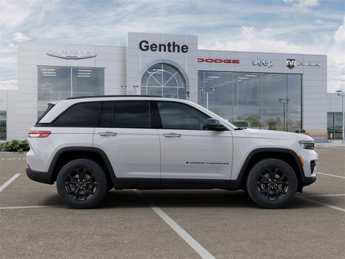 New 2025 Jeep Grand Cherokee Laredo image 12