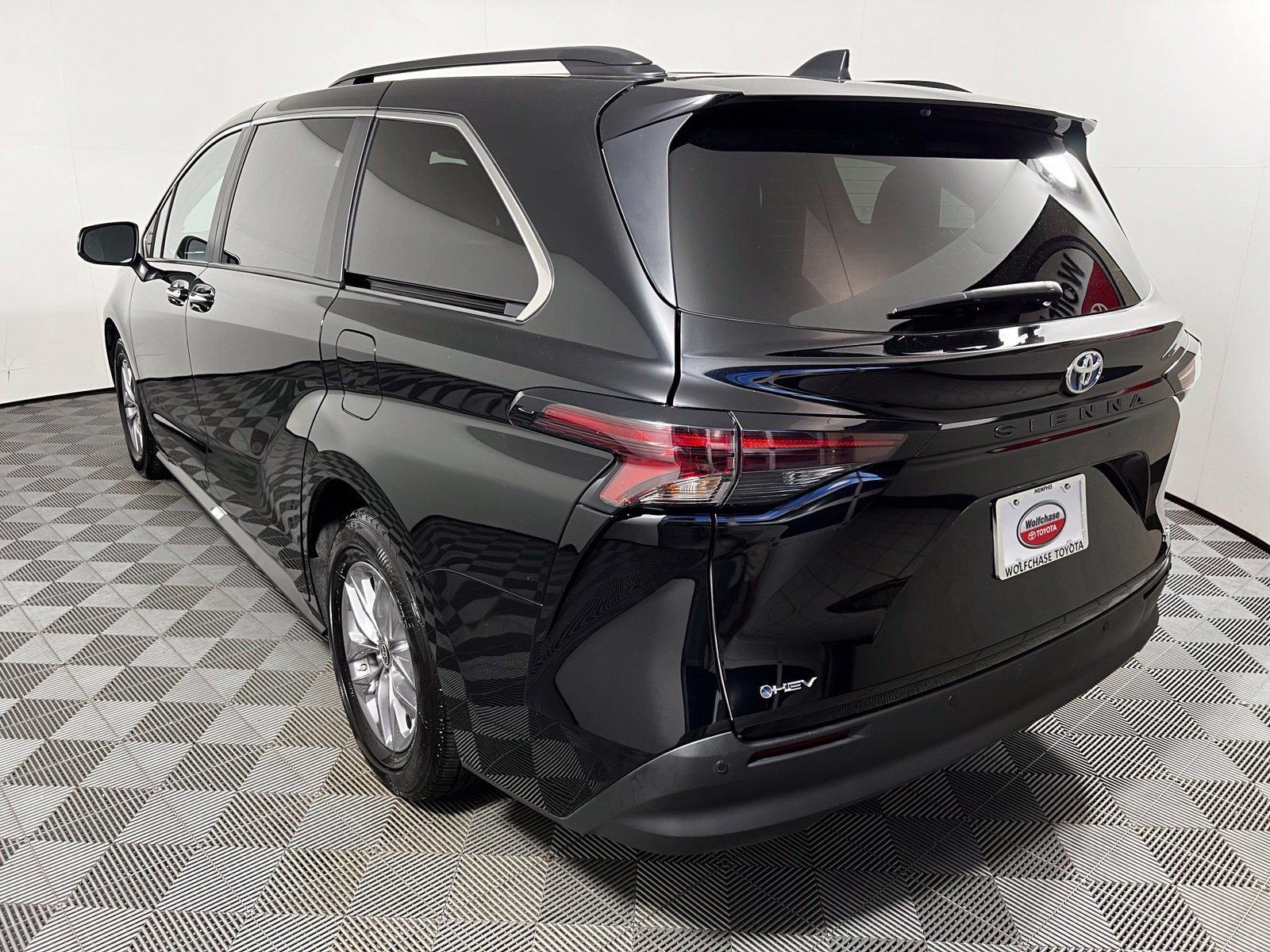 Certified 2025 Toyota Sienna XLE FWD image 7
