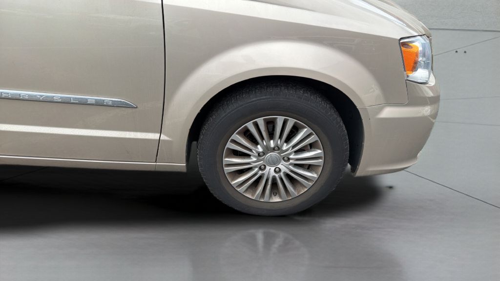 Used 2015 Chrysler Town & Country Touring-L w/ Driver Convenience Group FWD image 34