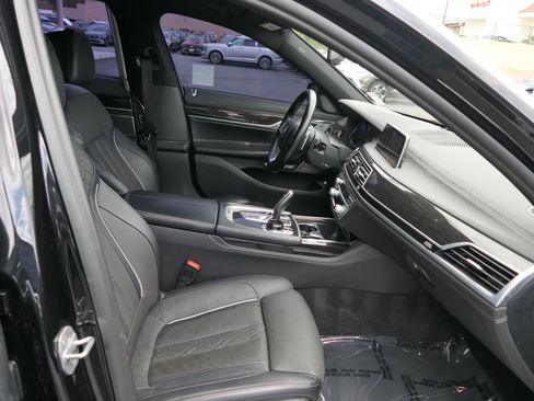 Used 2019 BMW 740i w/ M Sport Package RWD image 29