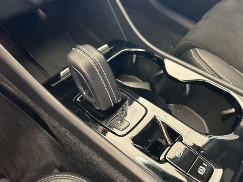 Used 2022 Volvo XC40 T5 R-Design w/ Advanced Package image 8