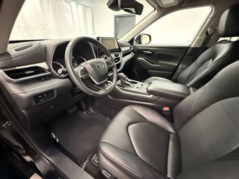 Certified 2025 Toyota Highlander XLE AWD/4WD image 12