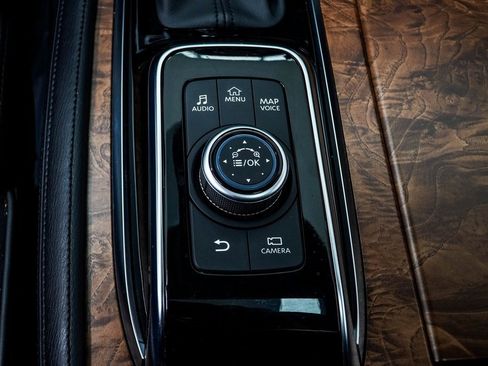 Used 2024 Nissan Armada SL image 18