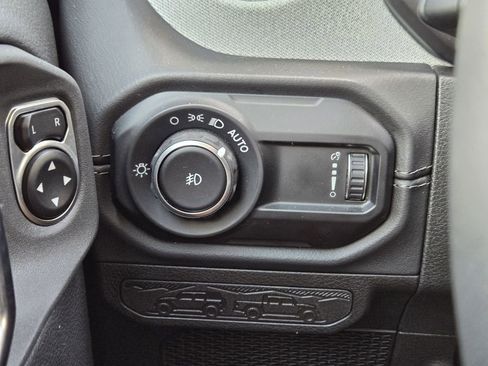 Used 2025 Jeep Wrangler Sahara AWD/4WD image 24